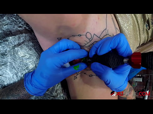 ❤️ Sully Savage, hottie estremamente tatuata, hà fattu un tatuatu nantu à u clitoris Sluts à noi % co.valeshop.top% ❌❤